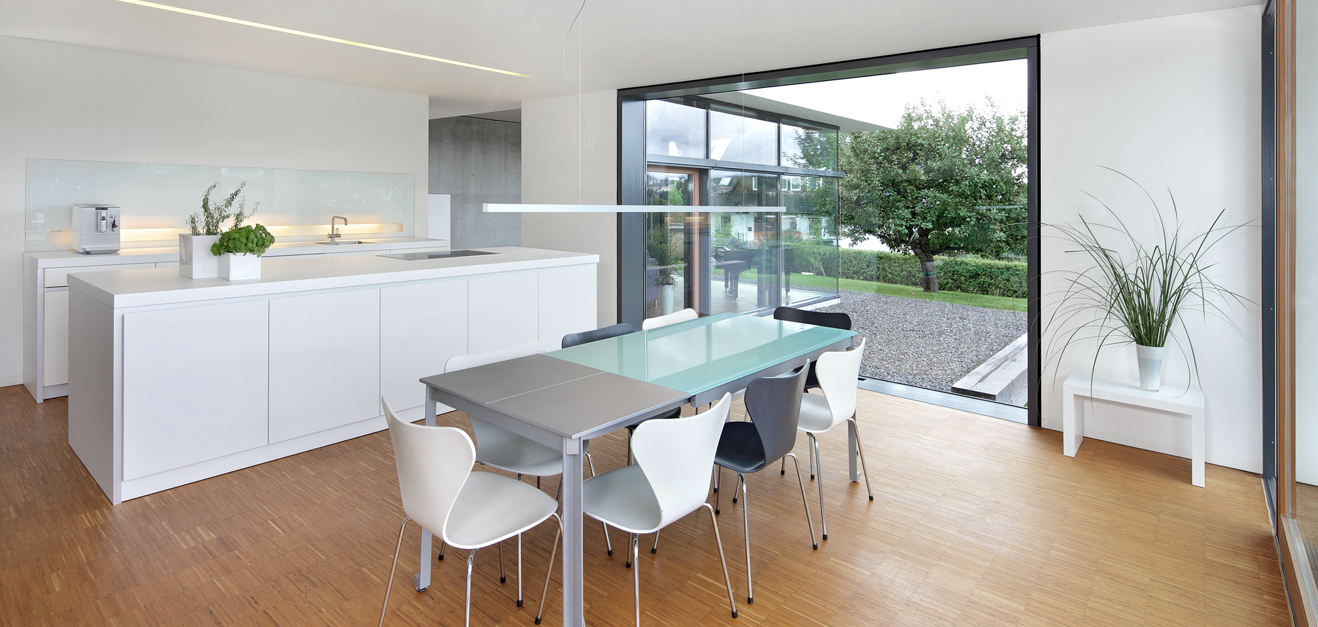 csm_Living_room_Pegnitz_63ce6d797e Nanos bele notranje barve KEIM Innotop na steno v svetlem prostoru.